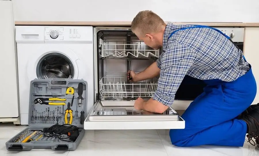 Bayındır Electrolux servisi teknisyen ekibi beyaz eşya tamiri yaparken